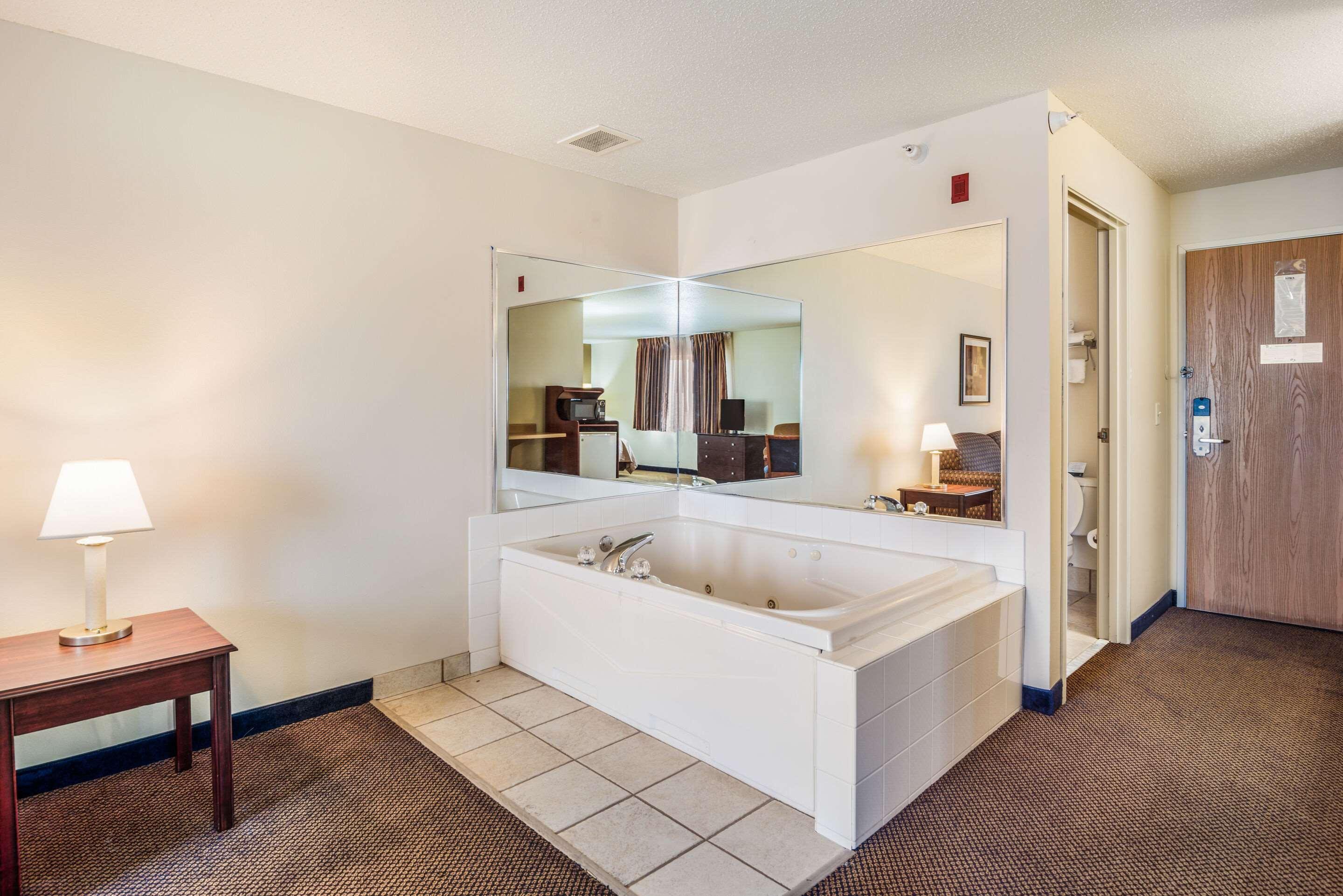 Quality Inn & Suites Eldridge Davenport North מראה חיצוני תמונה